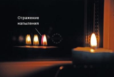 Steklopaket s energosberegayuschim napyleniem dubliruet svechenie plameni